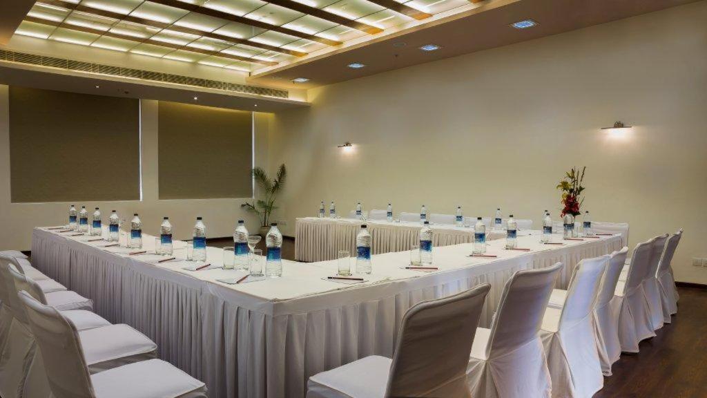 Club Florence Гургаон Экстерьер фото